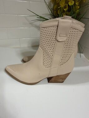 Dolce Vita Kirby Ankle boots in light Tan . Like new condition. 7.5